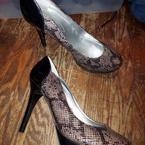 Cute sexy Guess heels.  Black and brownish snake skin pattern with a rounded toe - Picture 2 of 4